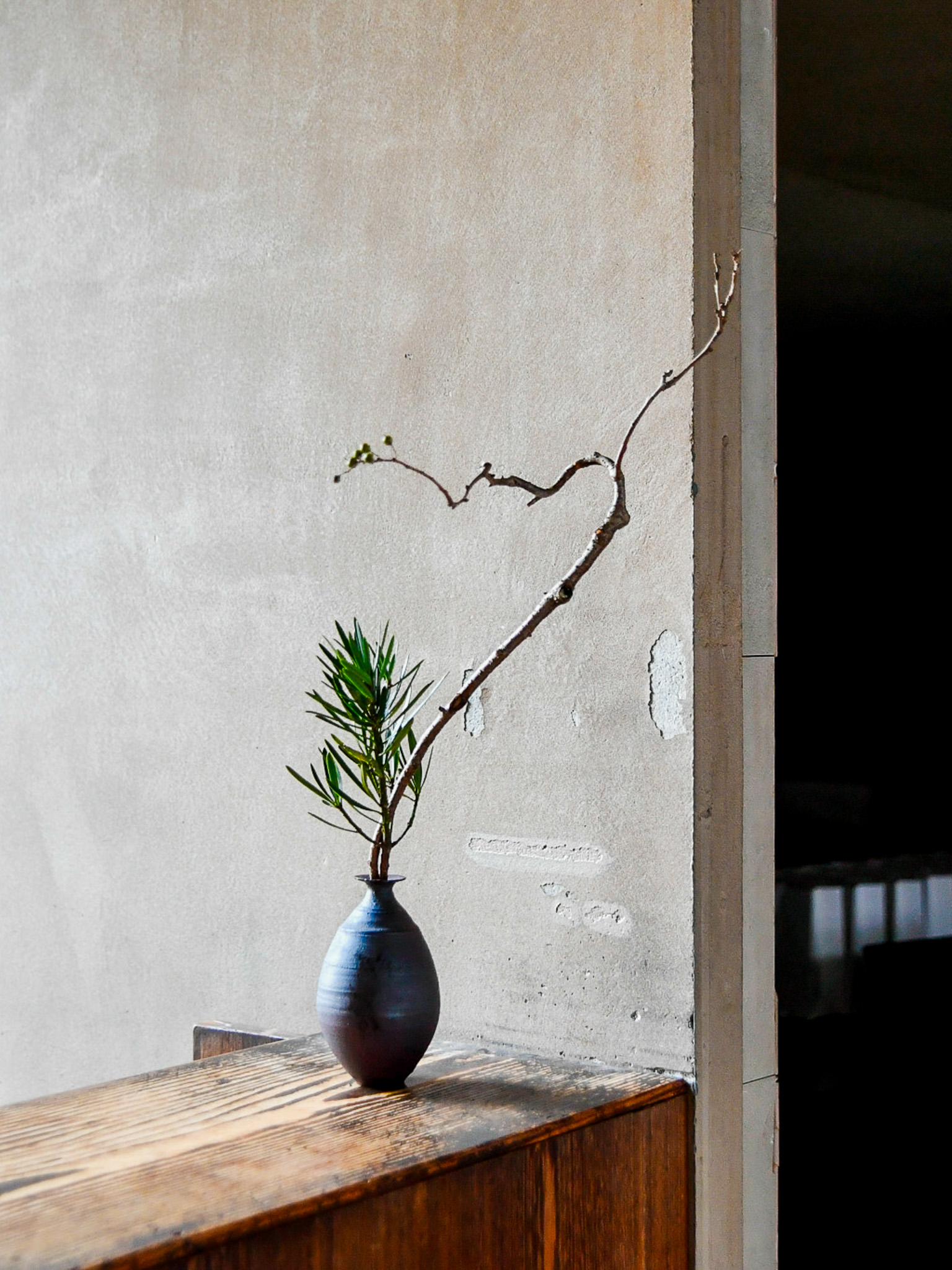 Quiet ikebana detail for a private hospitality setting
